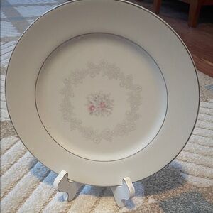 Classic Ivory Floral Dinner Plate